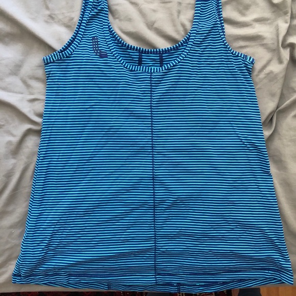 Lolë workout top - Picture 2 of 3